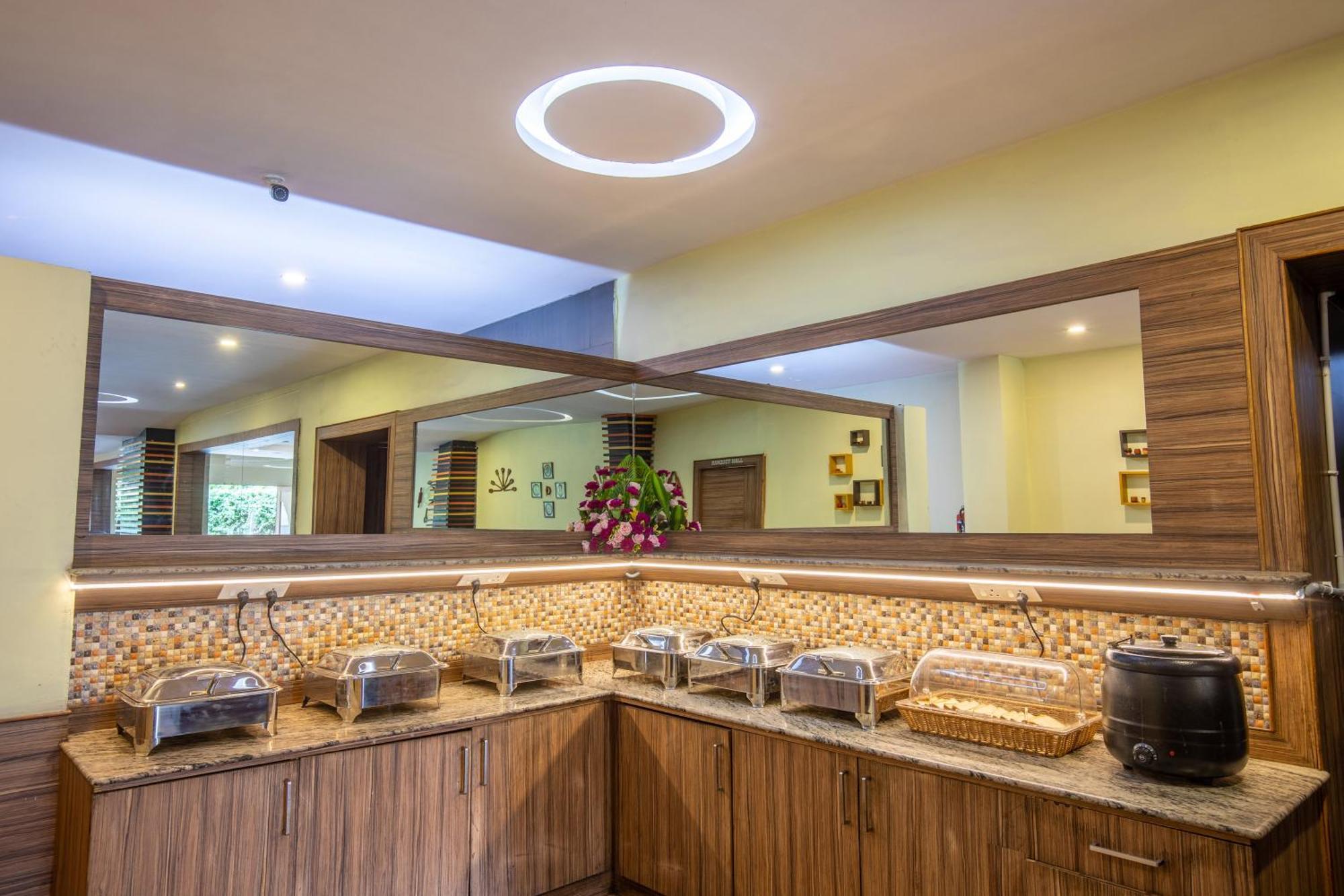 Vinayaga Inn By Poppys, Ooty Extérieur photo